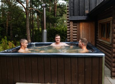 Naudi tünnisauna võlusid avara taeva all